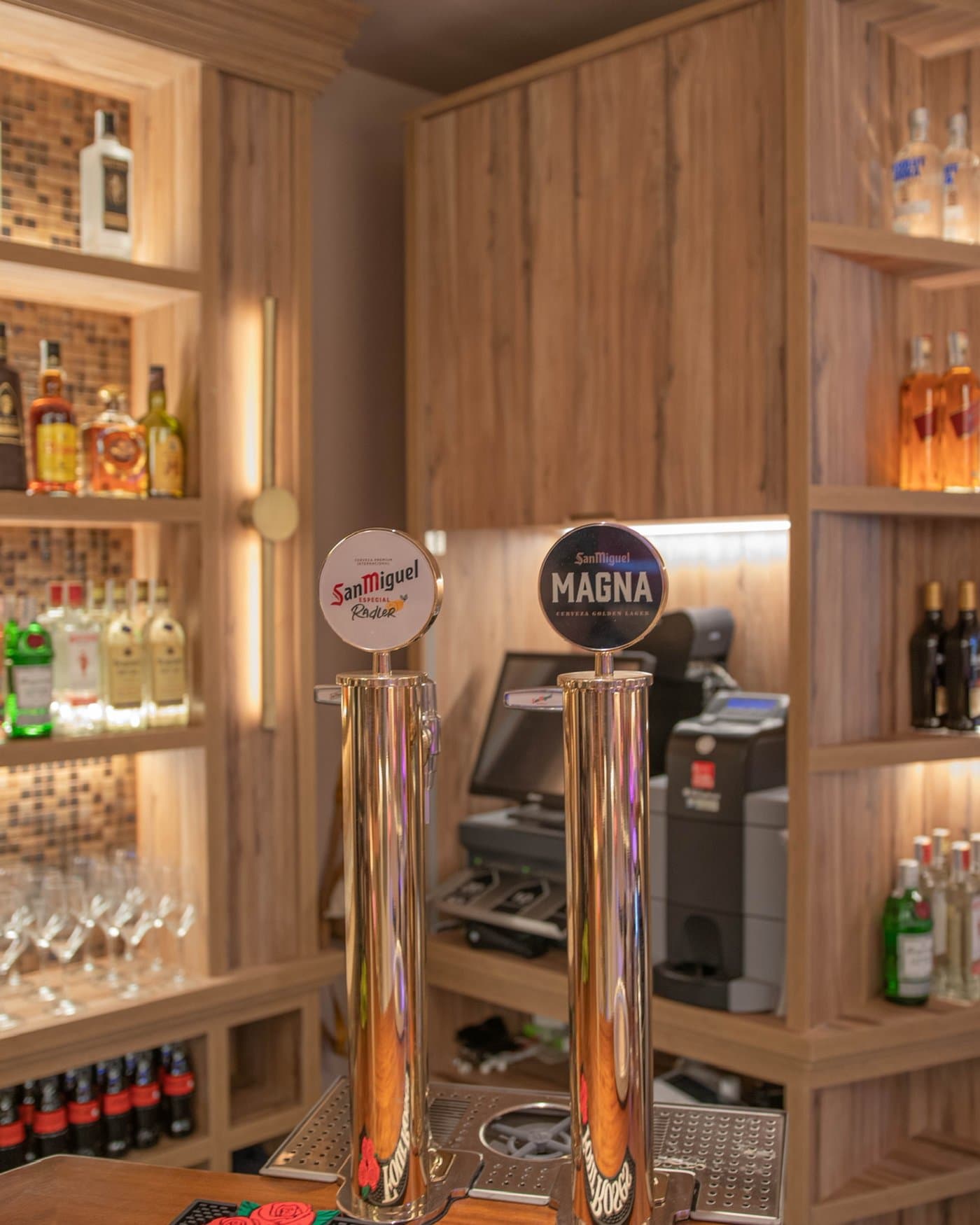Barra de Trastos con los tiradores de cerveza y el estante de botellas retroiluminado
