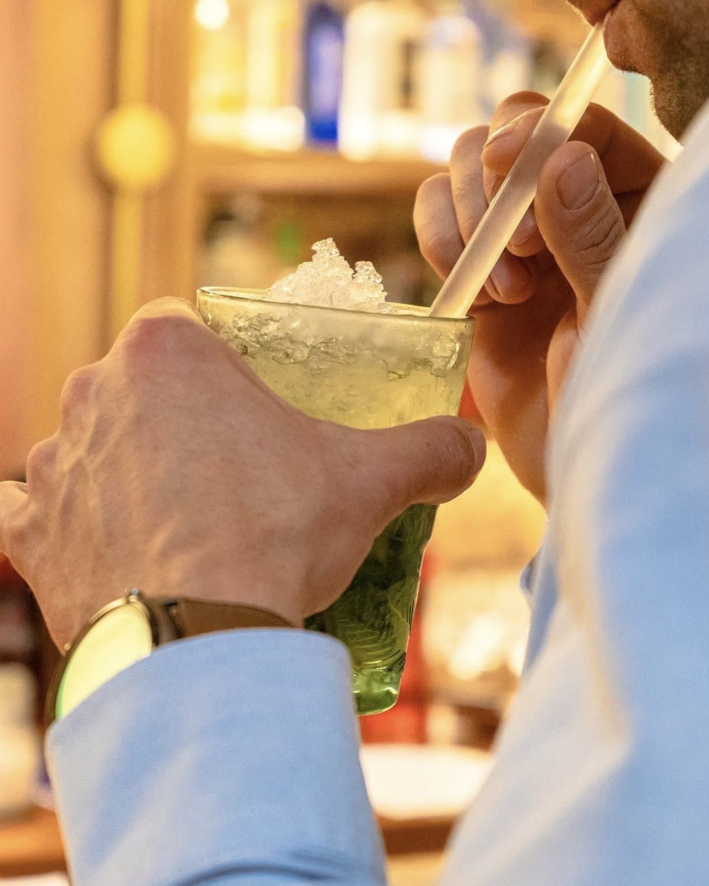 Cliente bebiendo un combinado con hielo picado en la barra de Trastos
